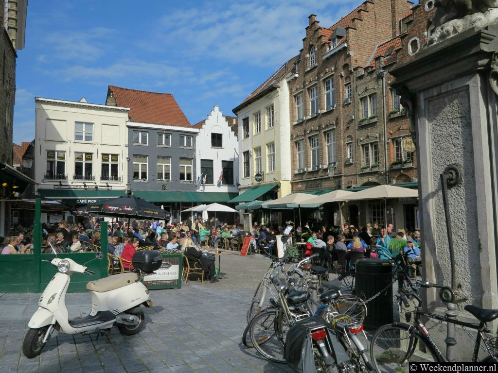 Achter de Grote Markt ligt dit kleine pleintje, de Eiermarkt. In alle panden aan het pleintje is een restaurant of café gevestigd. Tips: Een stedentrip naar Brugge.